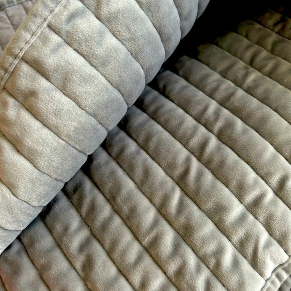 URBAN BARN KING SIZE VELVETY QUILT - Picture 4 of 7